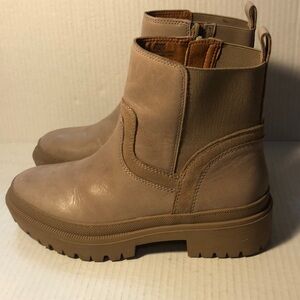 Lucky Brand Eabile Leather Taupe Lug Sole Side Zip Boots EUC Size 8 1/2